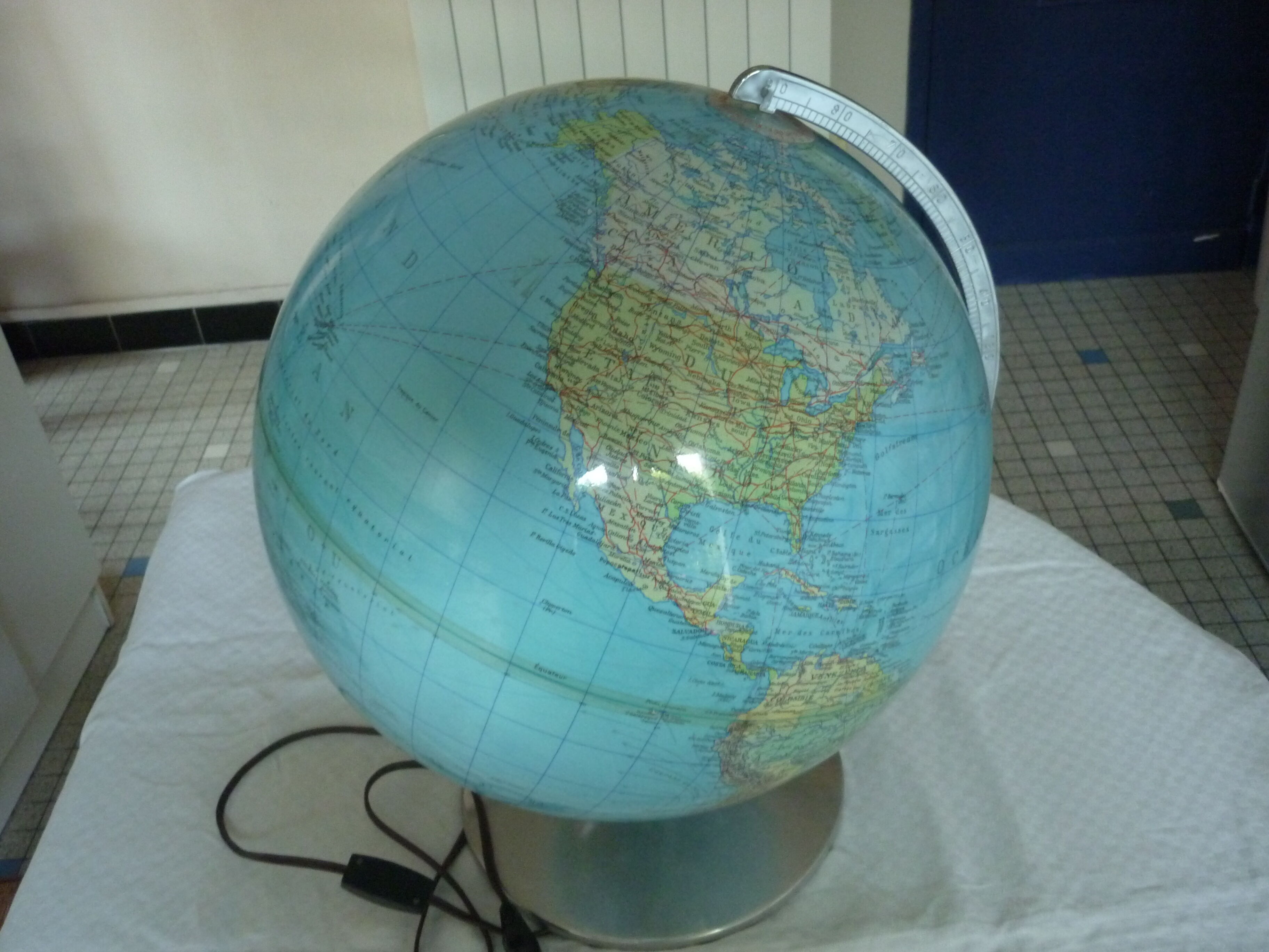 Large globe land light diameter