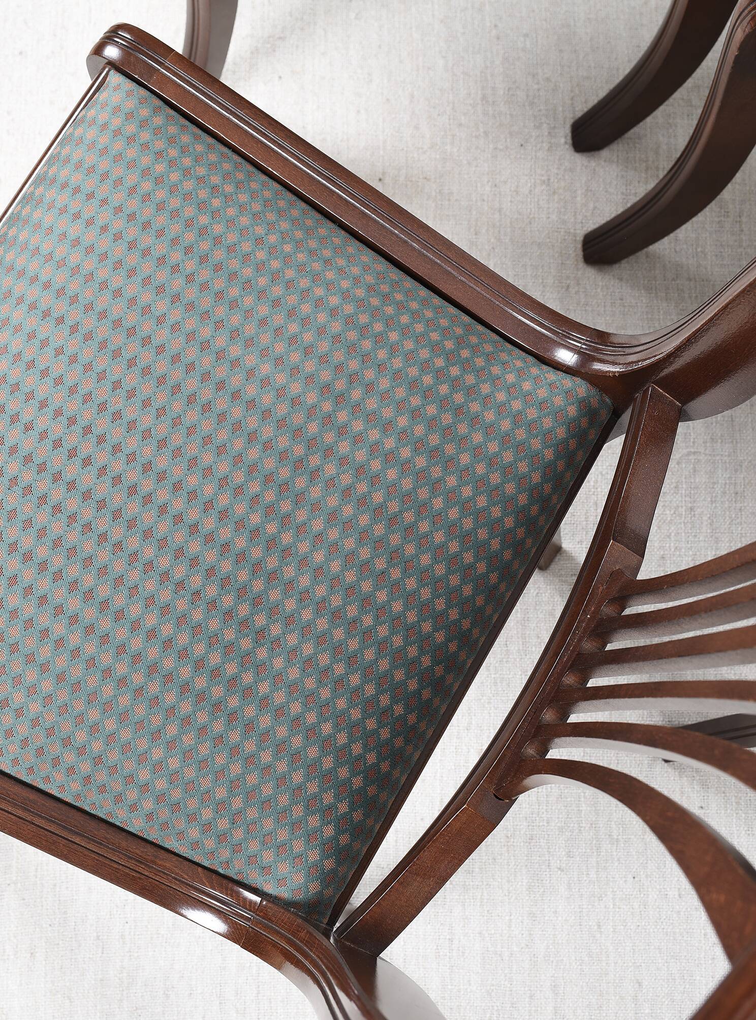 Ensemble de 4 chaises tapissées de style Art Déco pour salle à manger.