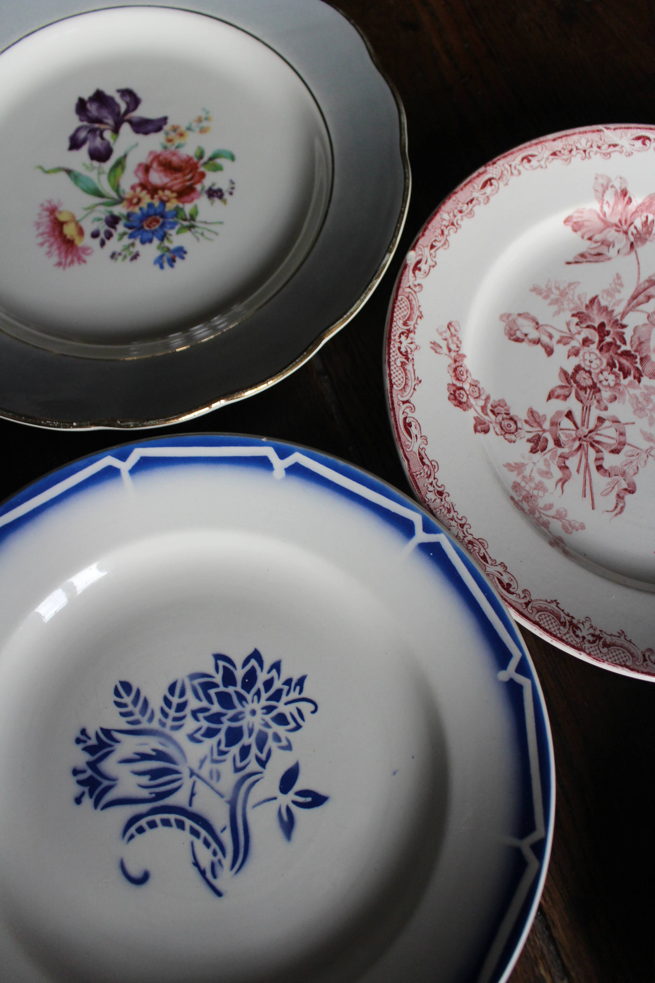 A set of 4 flat plates in pink and blue with Fontanges flowers from Sarreguemines.
