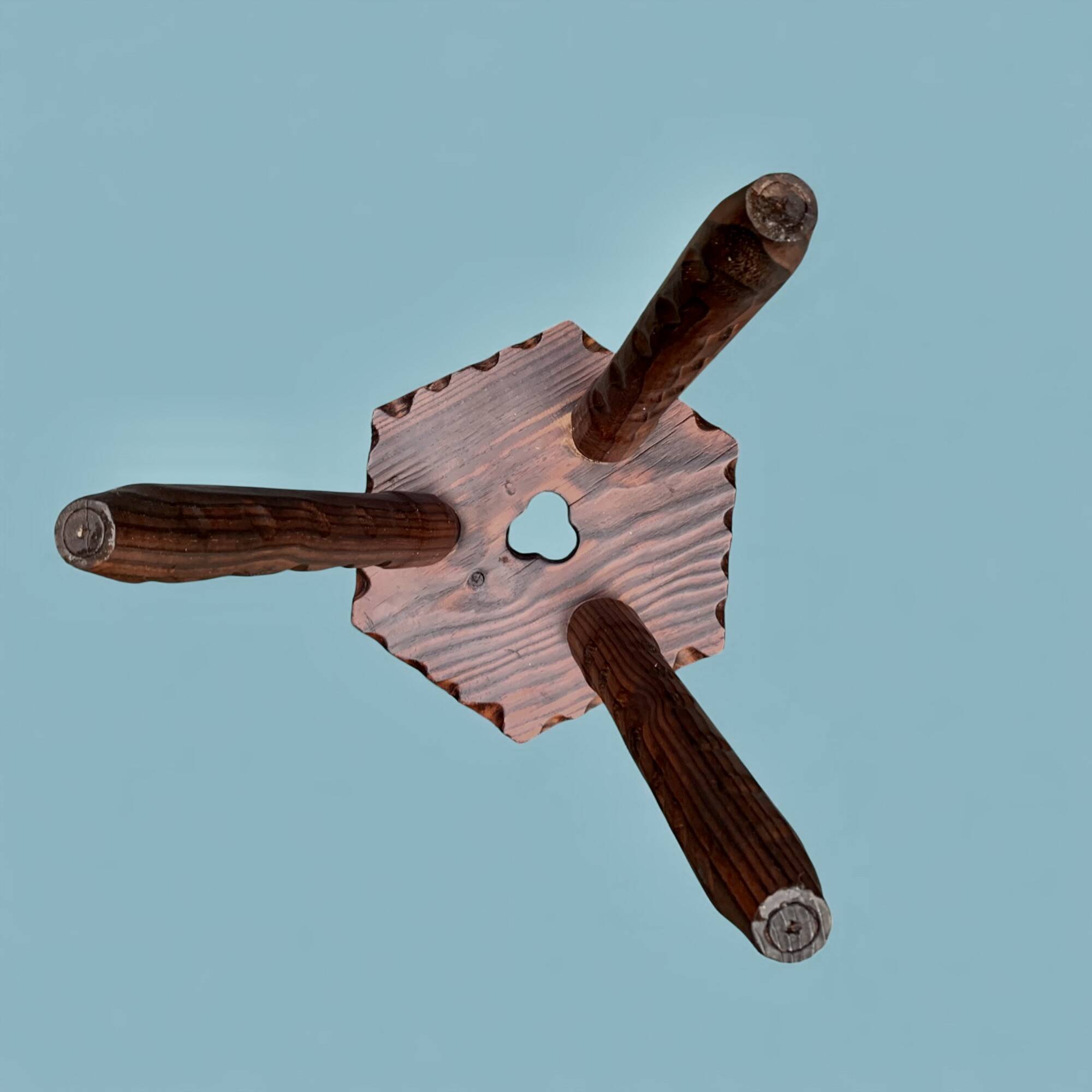 Ancien tabouret tripode brutaliste en bois massif