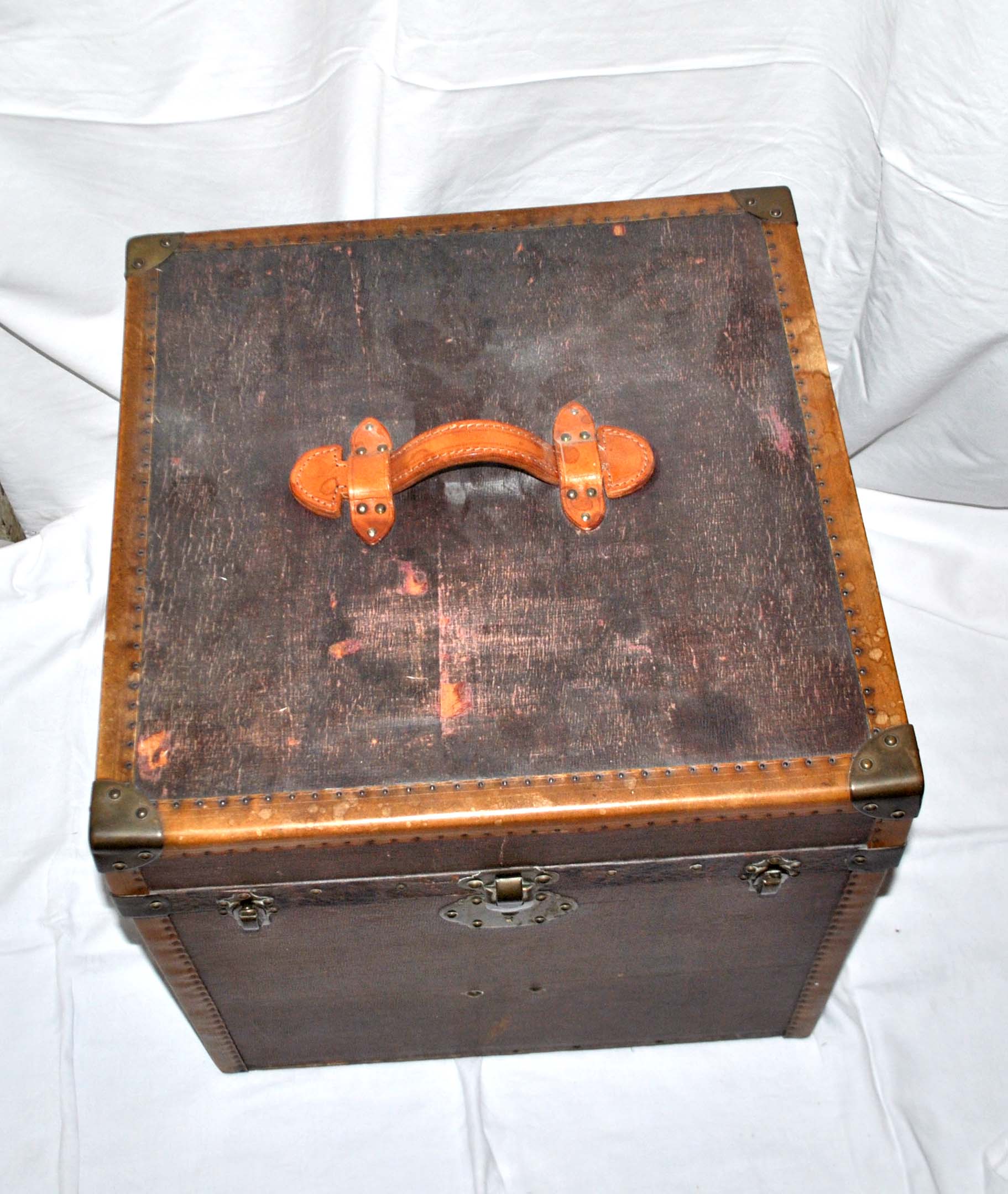 Old square trunk in wood, brass and leather - Travel chest 1920 45cm