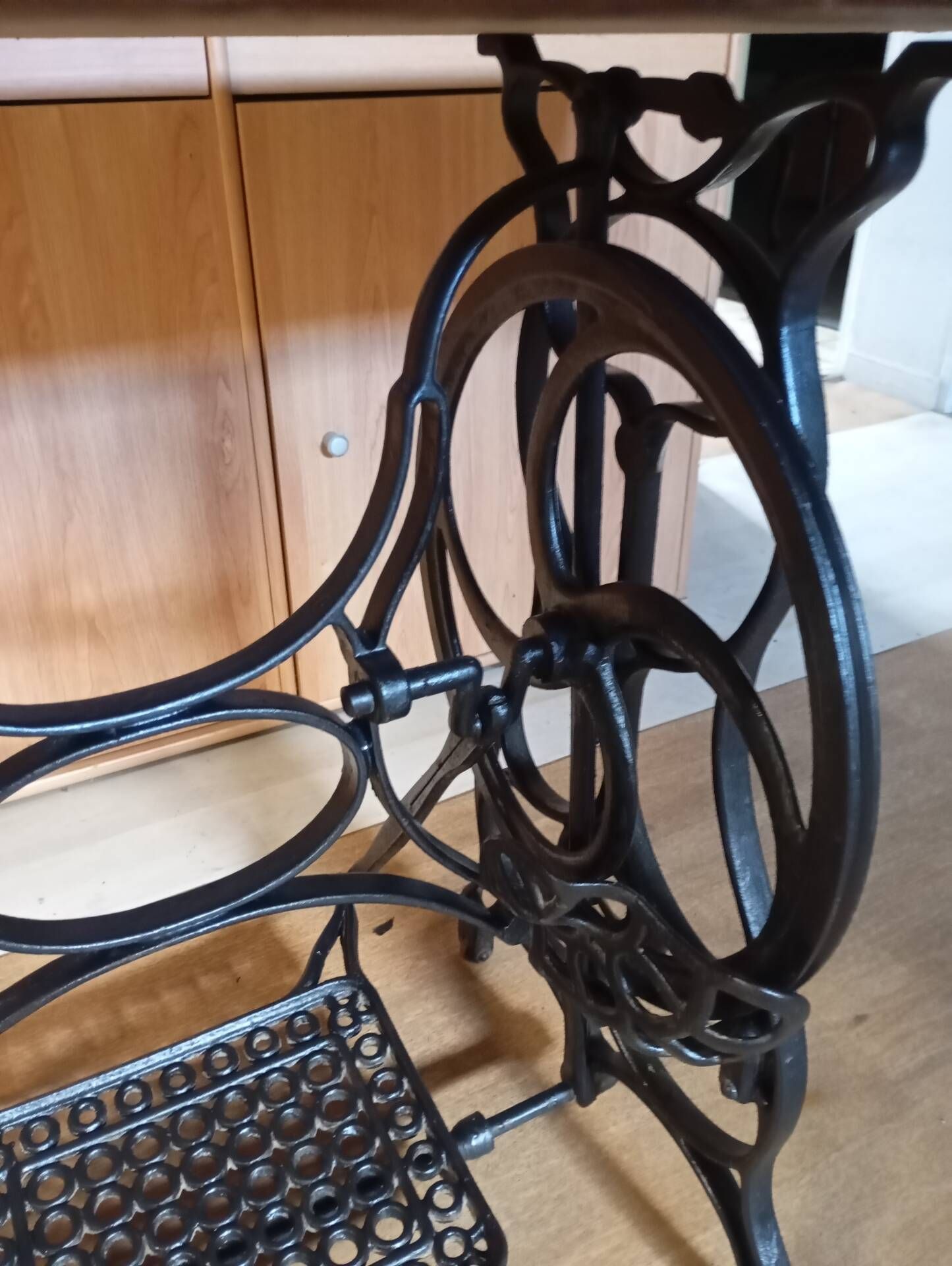 Table console vintage — Piètement en fonte & plateau en bois clair