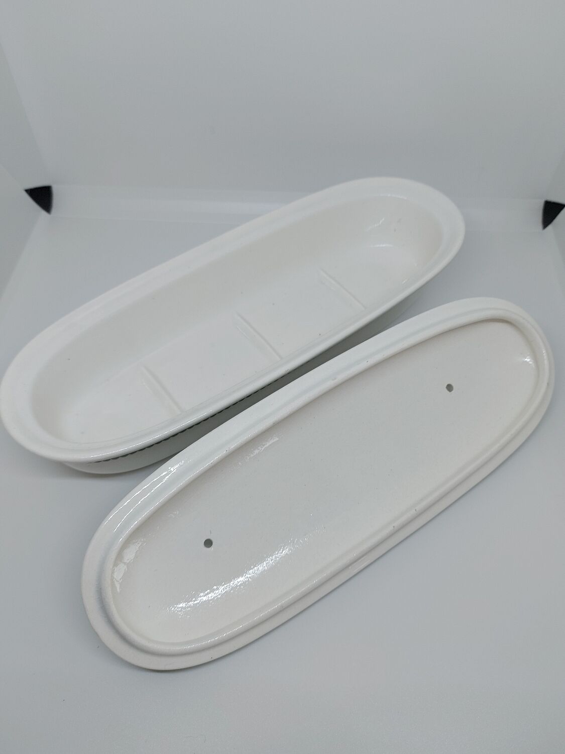 Box comb holder with lid