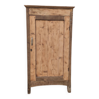 Armoire en bois naturel
