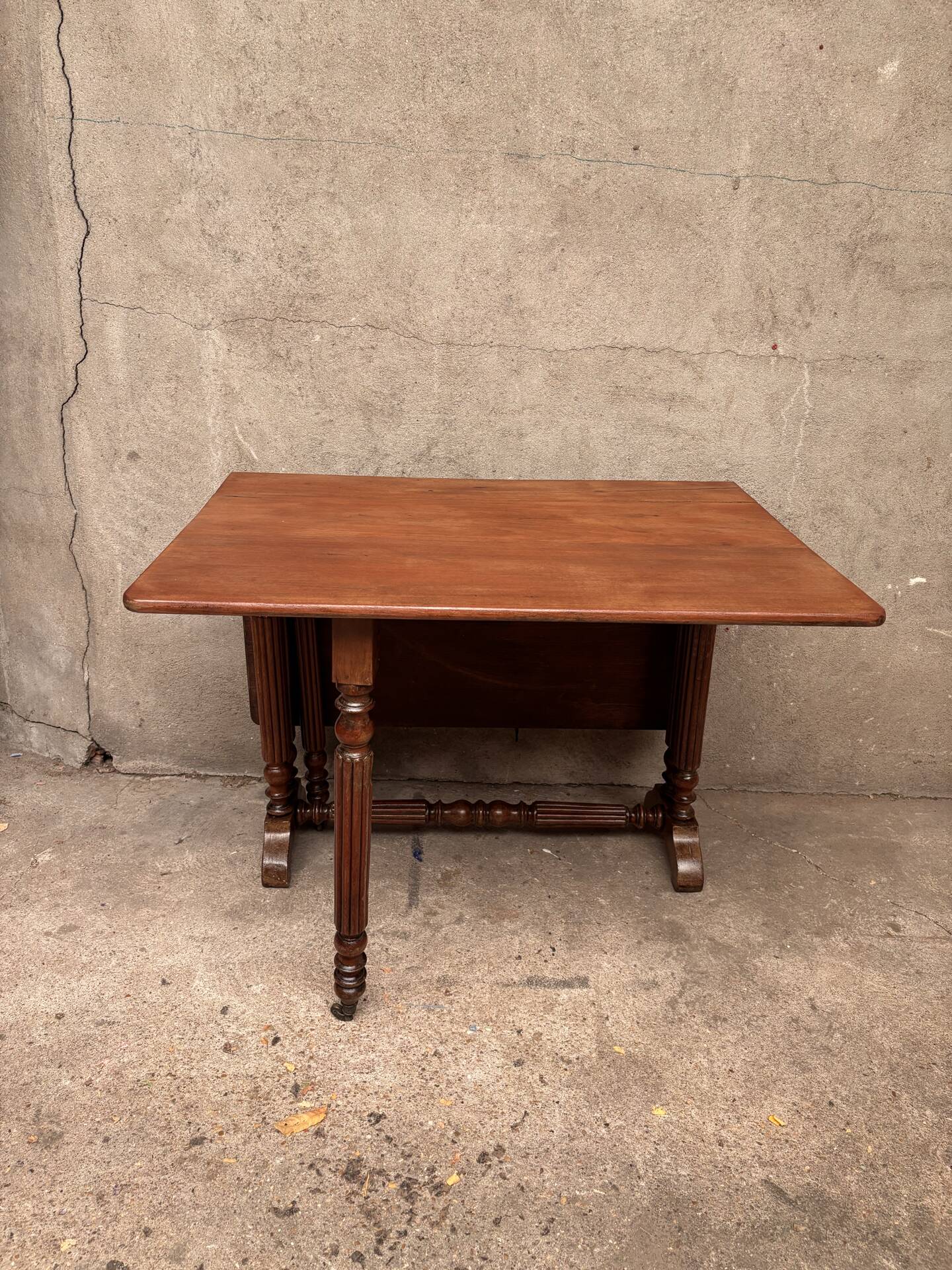 Extensible Napoleon III gateleg table