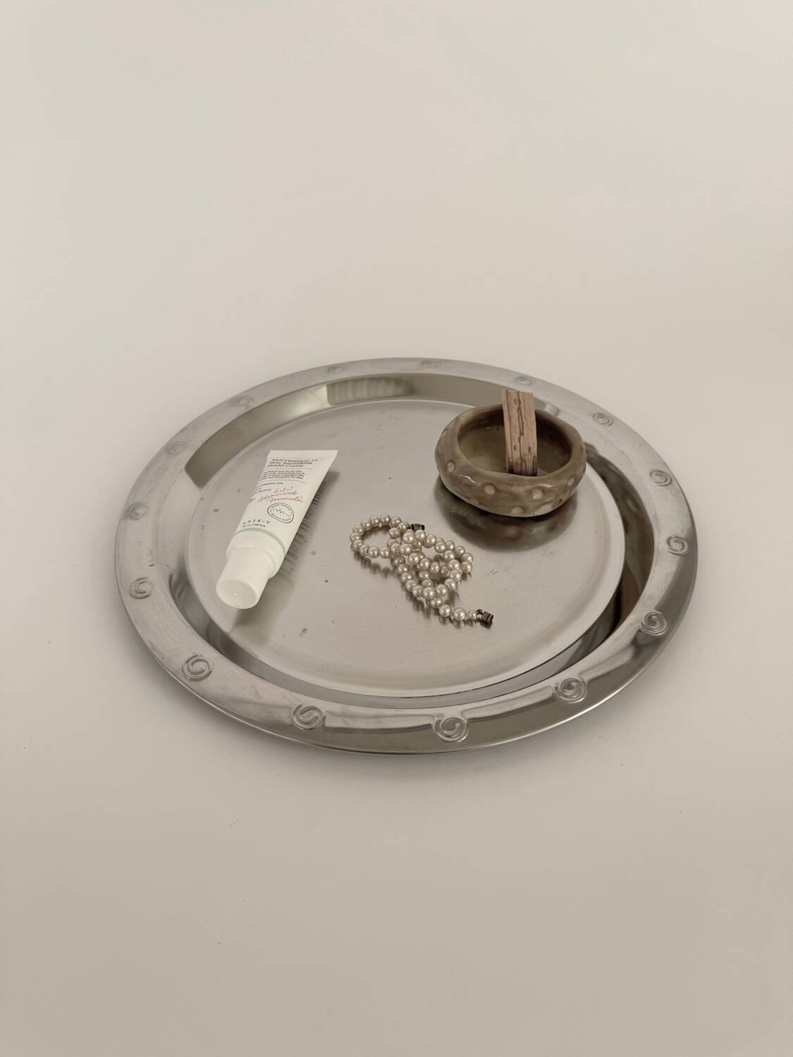 Plat de service rond en métal argenté vintage moderniste