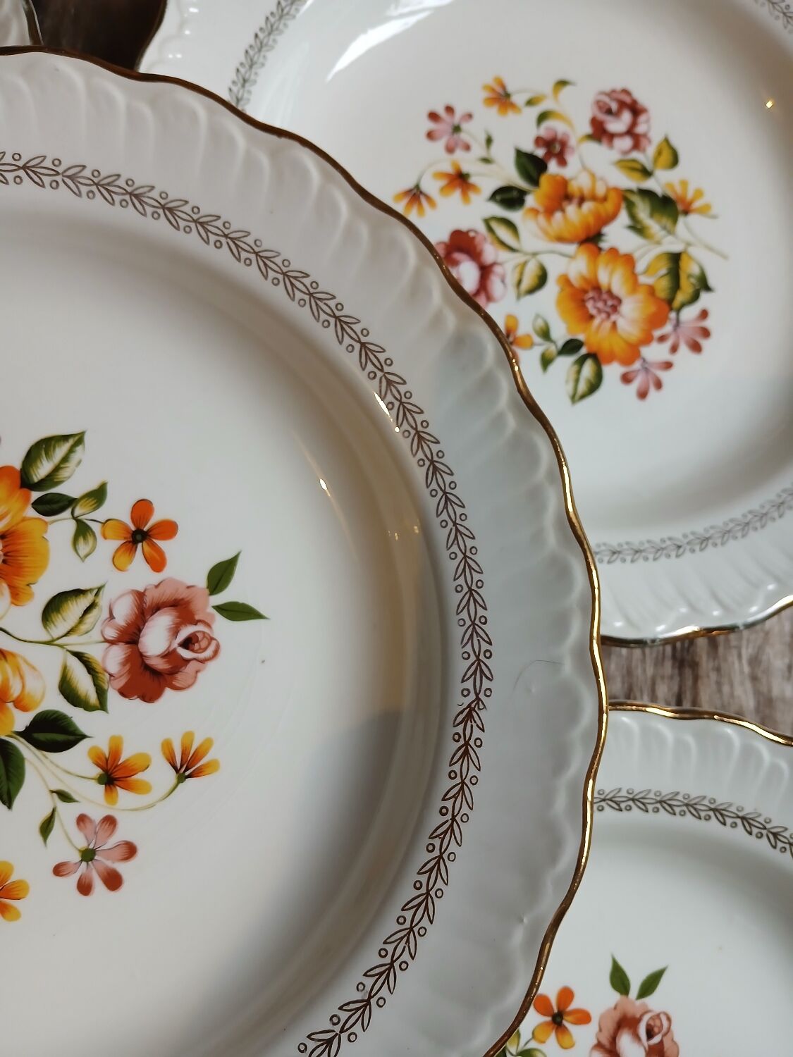 12 assiettes creuses anciennes "Capri "