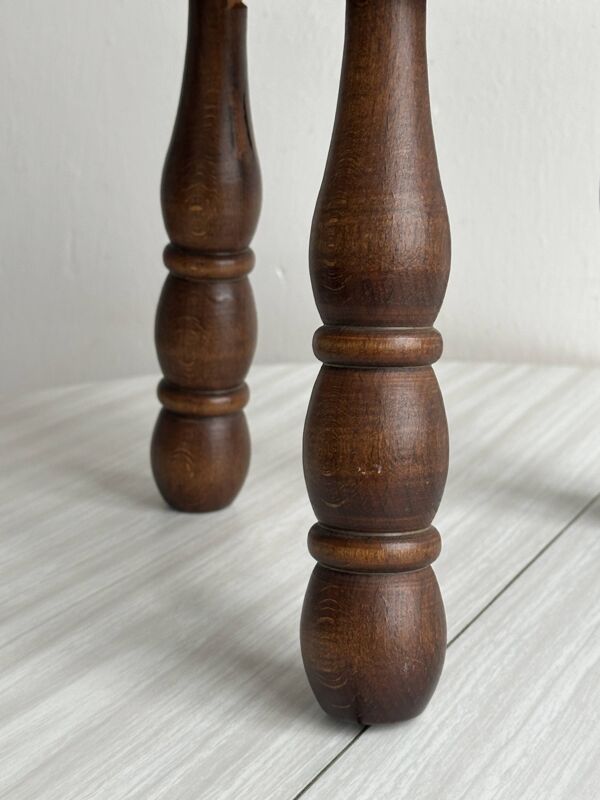 Petit tabouret tripode ancien en bois