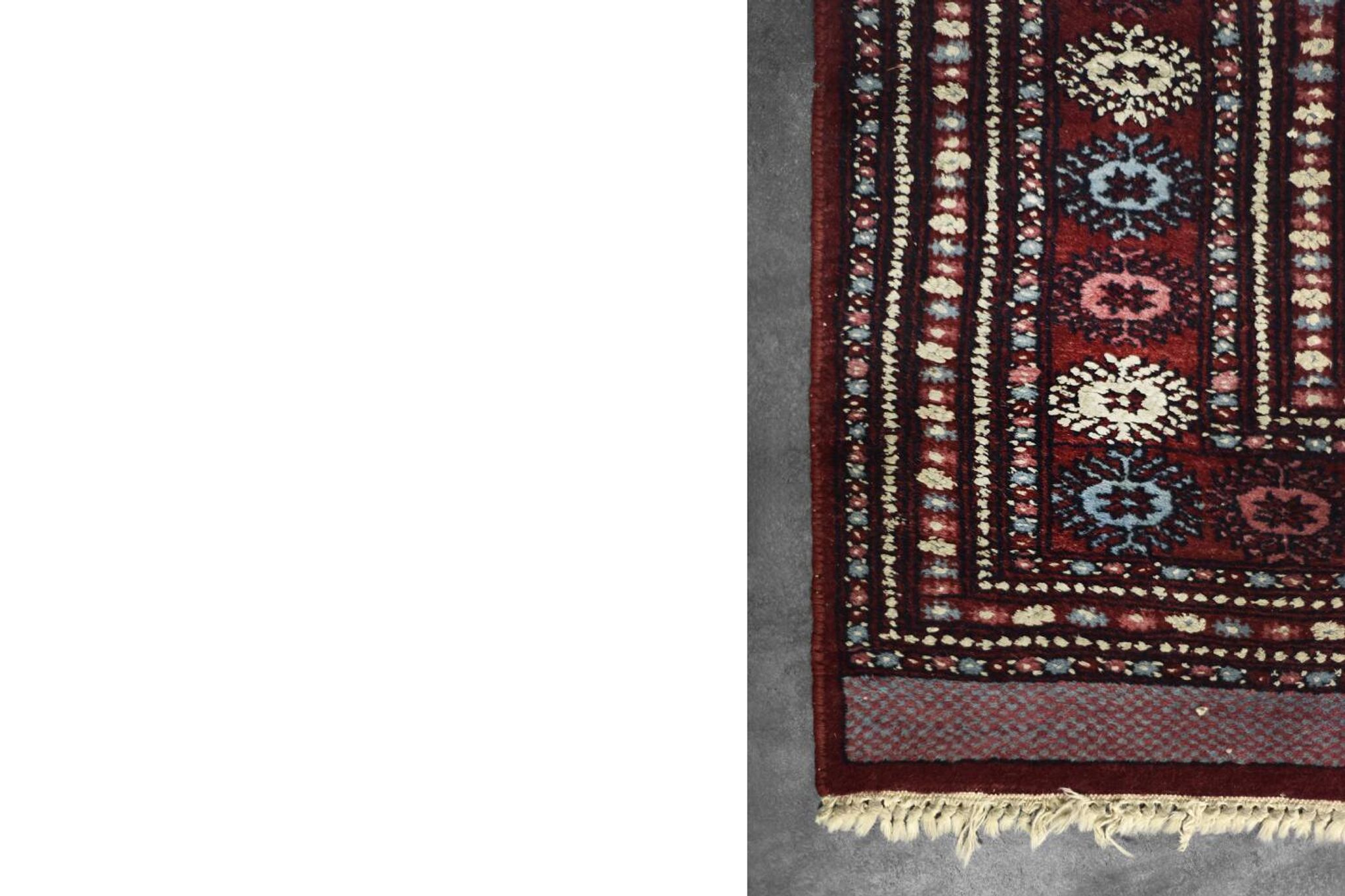 Tapis oriental Boukhara rouge tissé à la main, années 1960