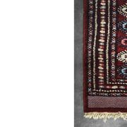 Tapis oriental Boukhara rouge tissé à la main, années 1960