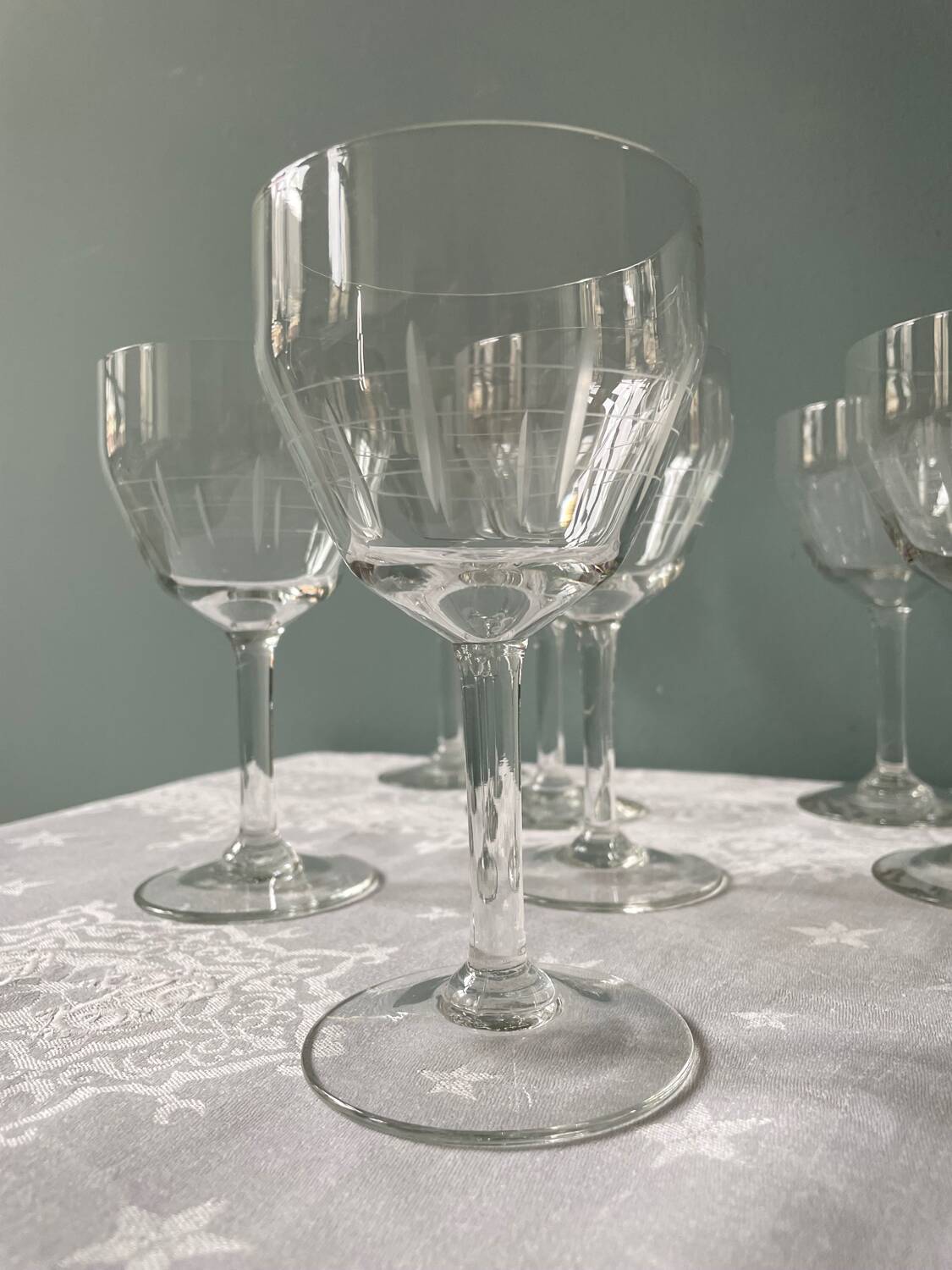 Série de 9 verres à pied gravés, vers 1950