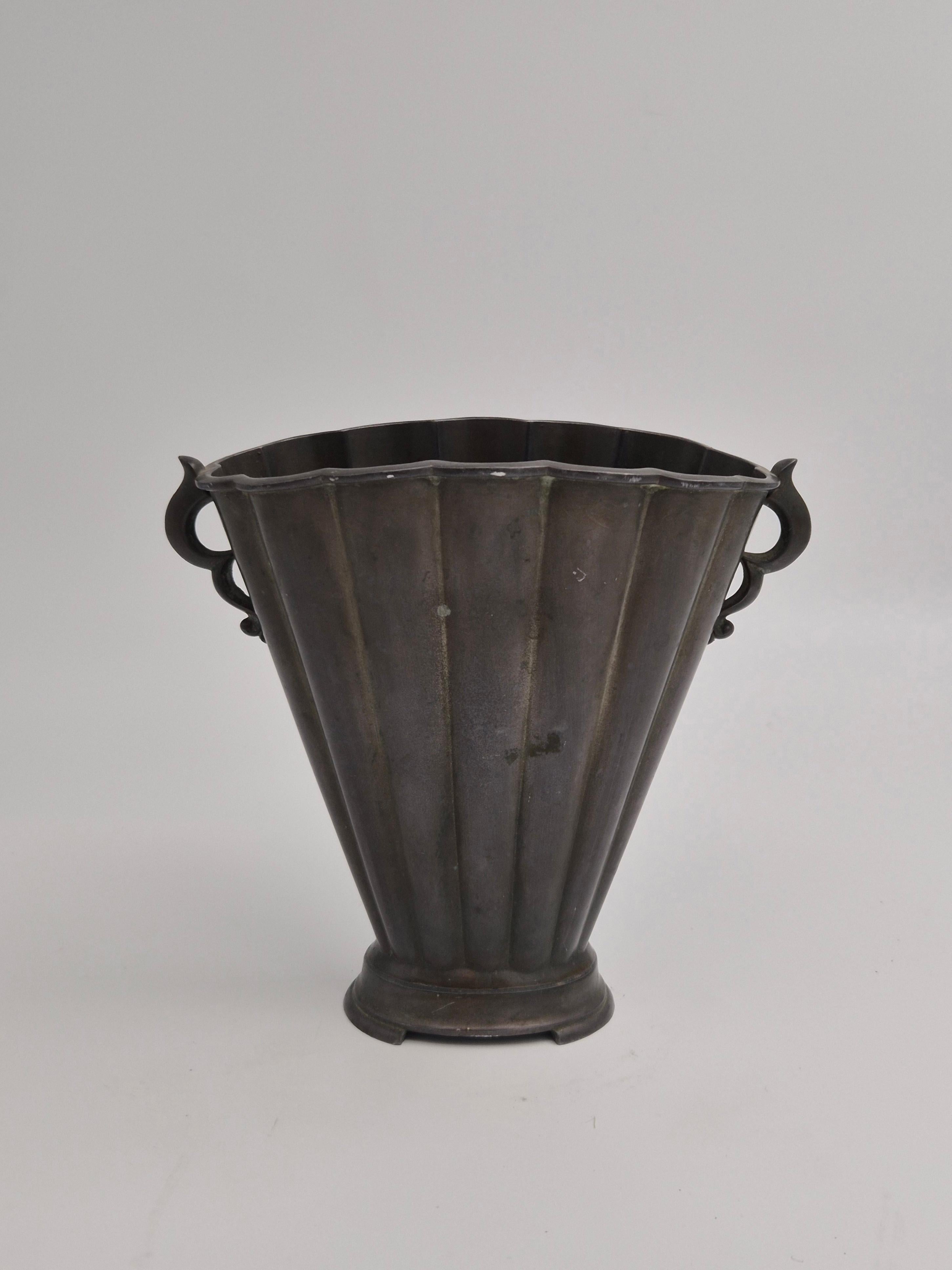 Vase sculptural en Diskometal par Just Andersen, années 1930 / Grâce danoise / Art Déco