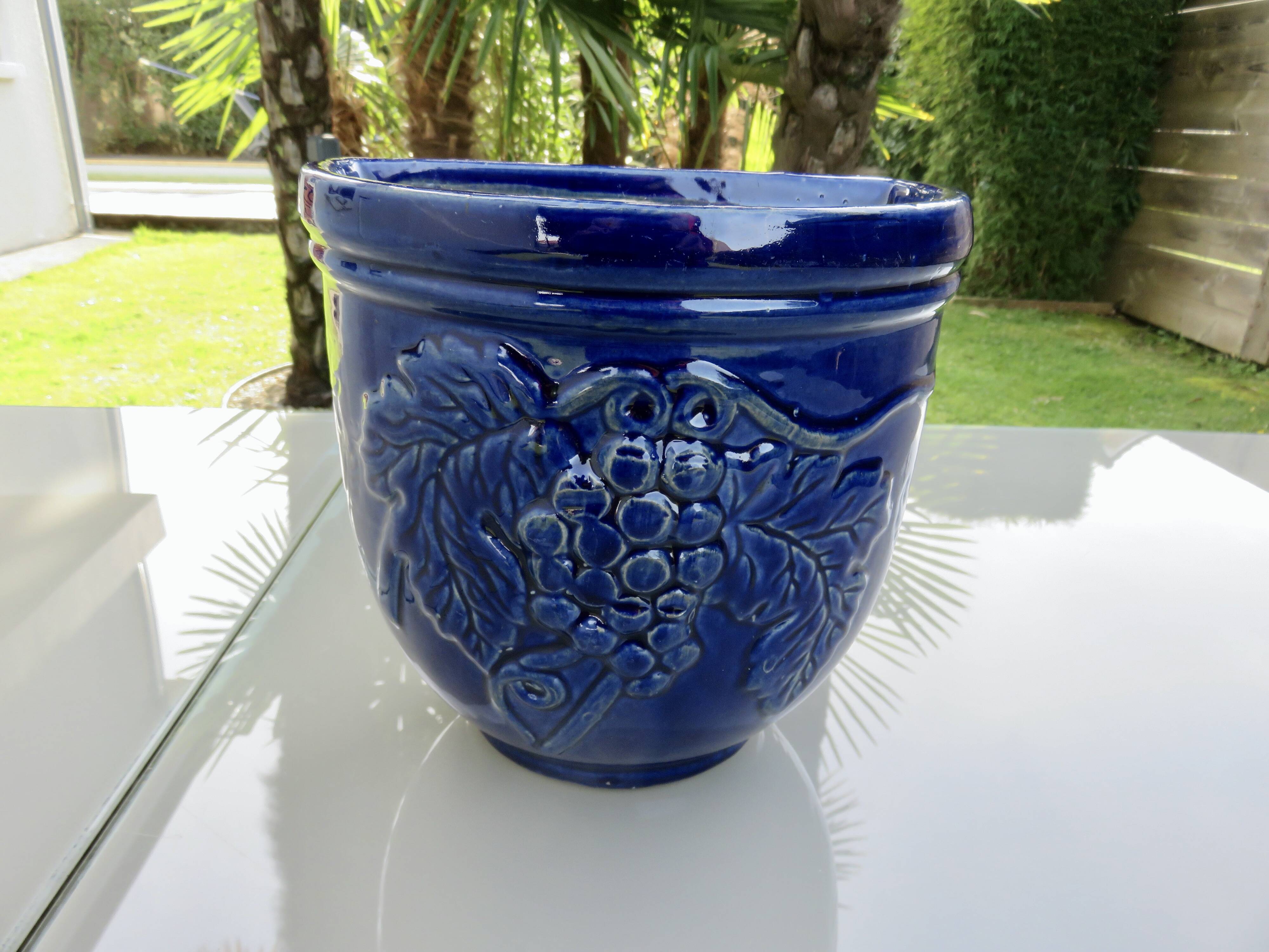 Potiche murale en terre cuite vernissée bleue à décor de raisin, années 70