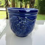 Potiche murale en terre cuite vernissée bleue à décor de raisin, années 70