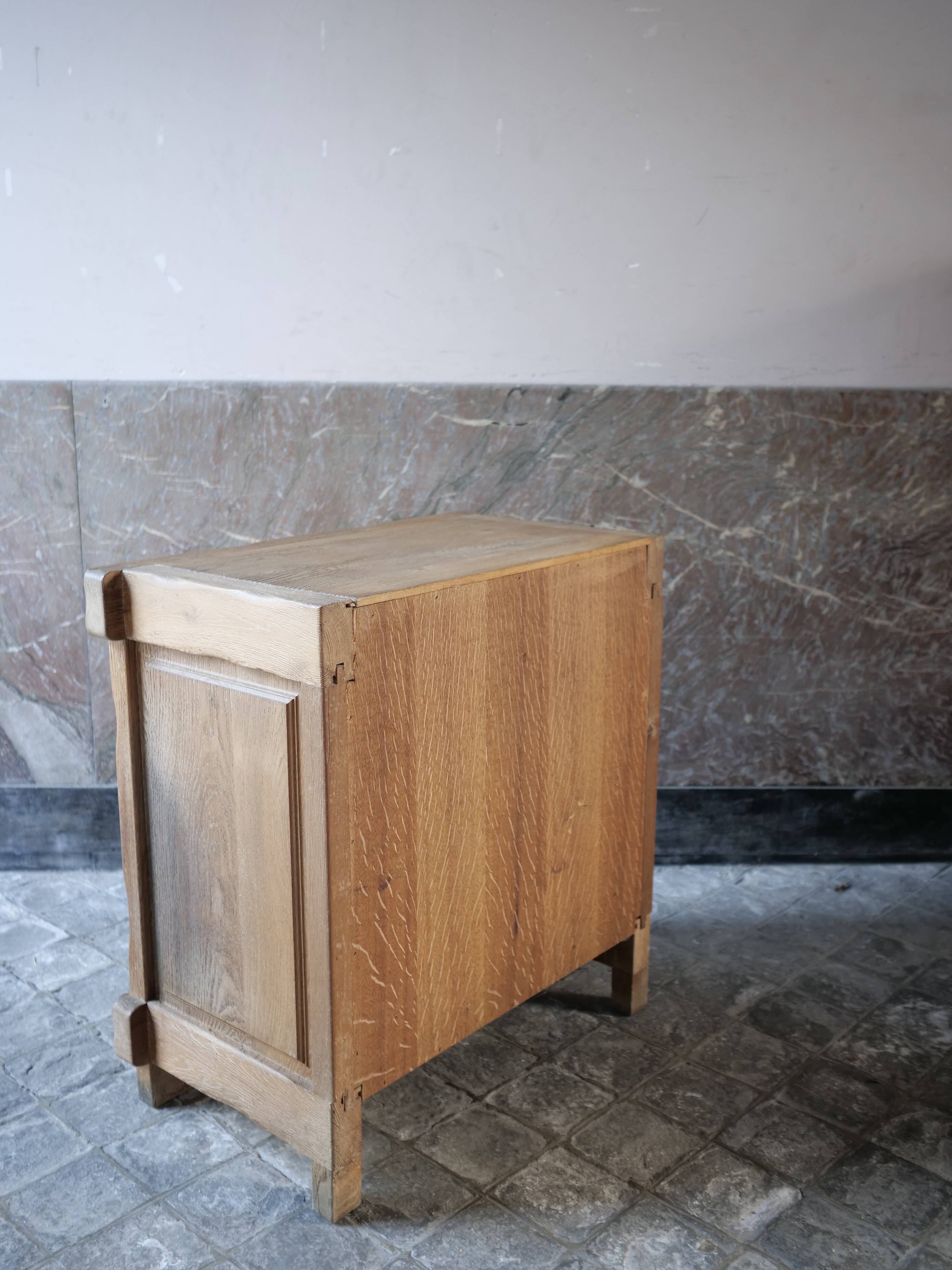 commode à tiroir brutaliste en chêne massif
