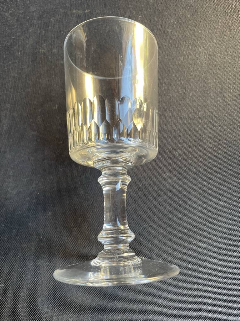 6 wine glasses – light cut crystal