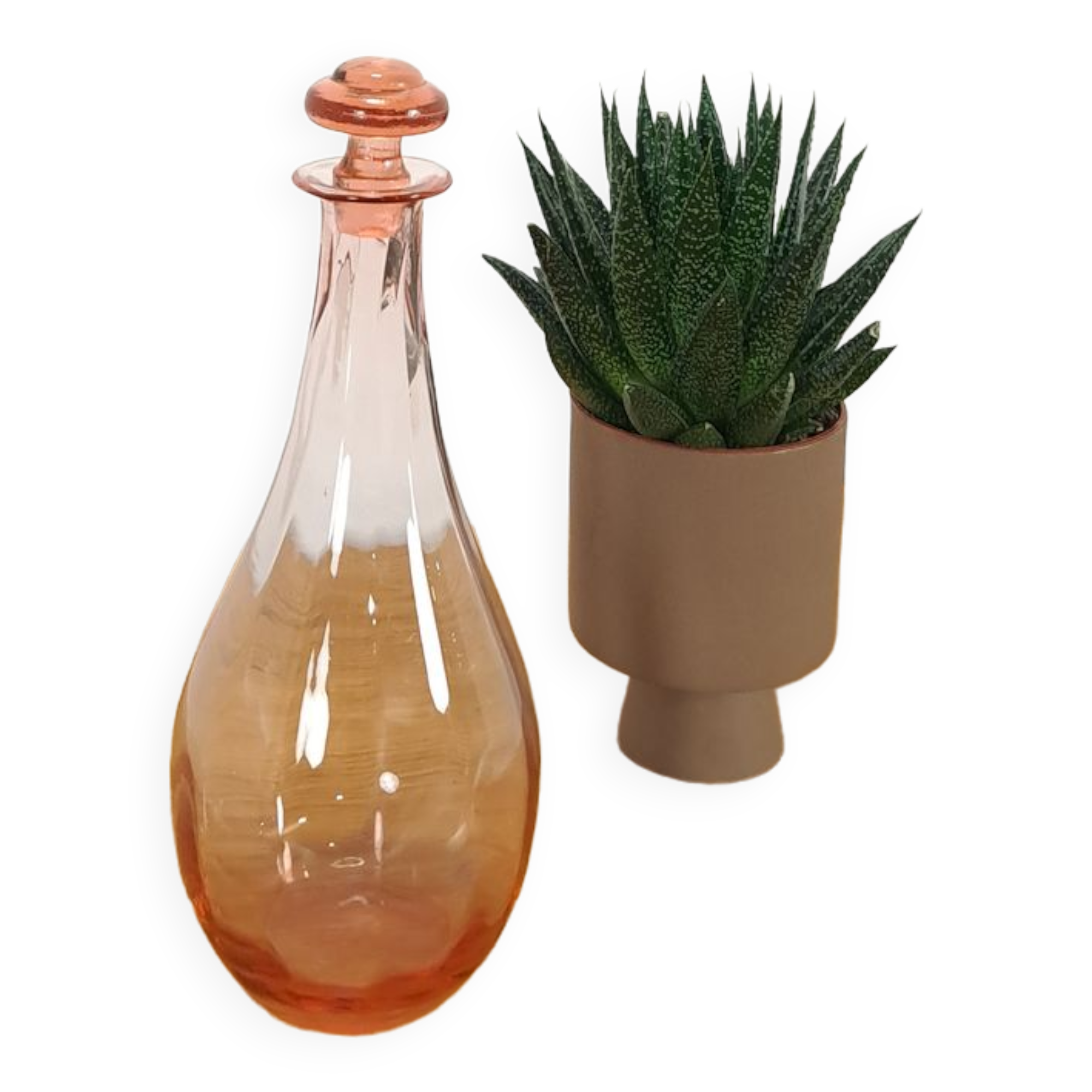 Carafe en verre rose vintage