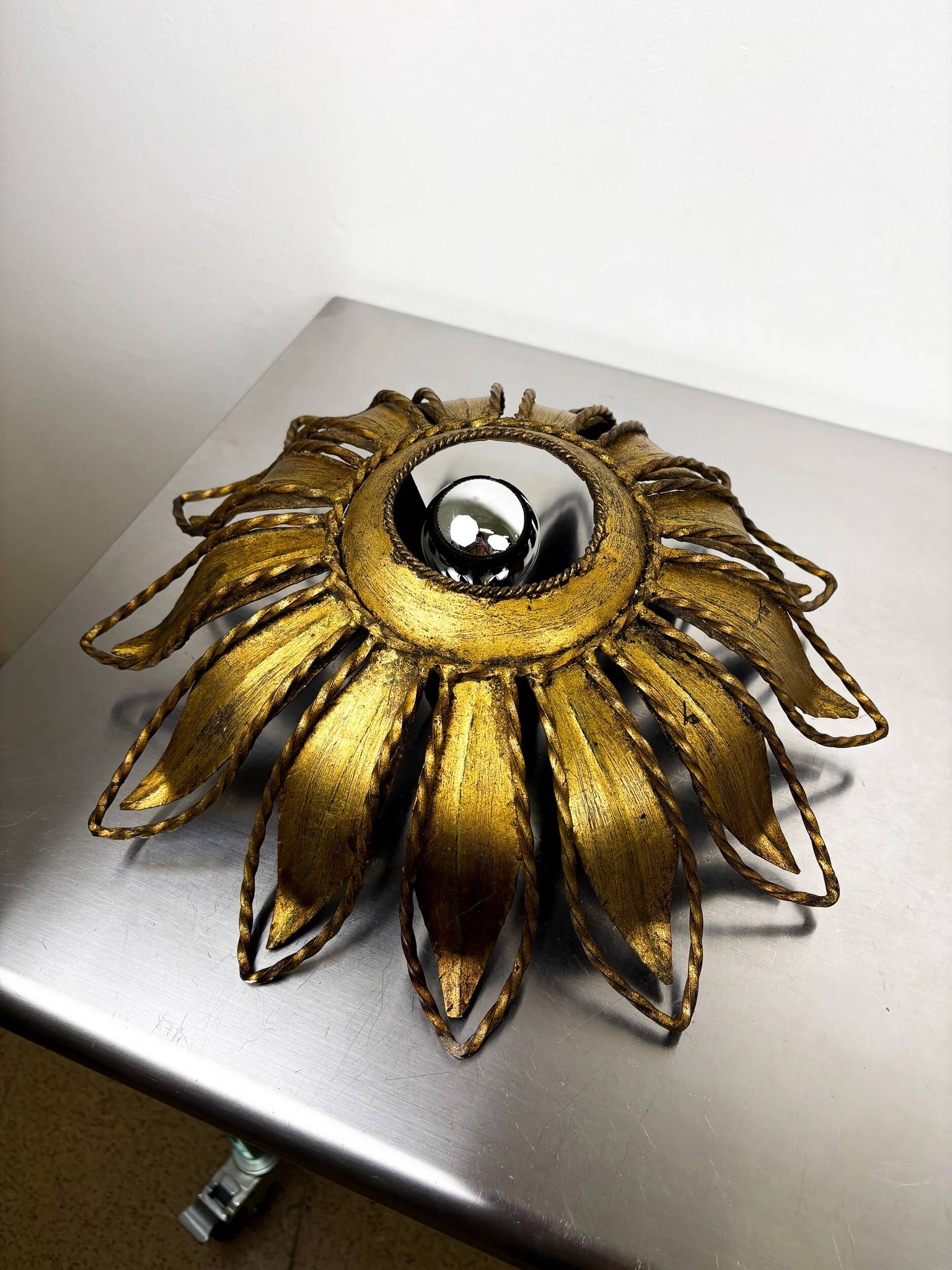 Applique ou luminaire de plafond en fer doré en forme de soleil espagnol, vers 1960.