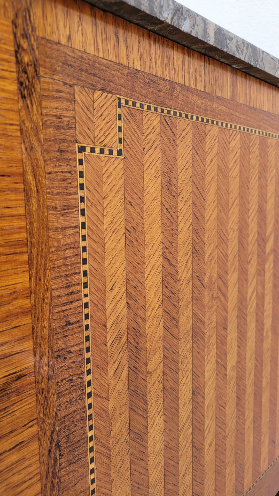 Commode sauteuse Louis XVI en marqueterie 19ème