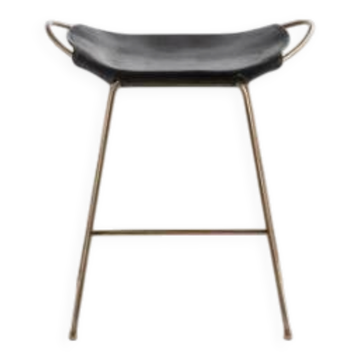 Contemporary sculptural organic bar stool, aged brass metal and black leather.