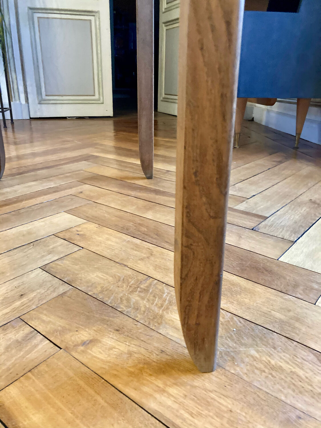 Expandable yellow formica table