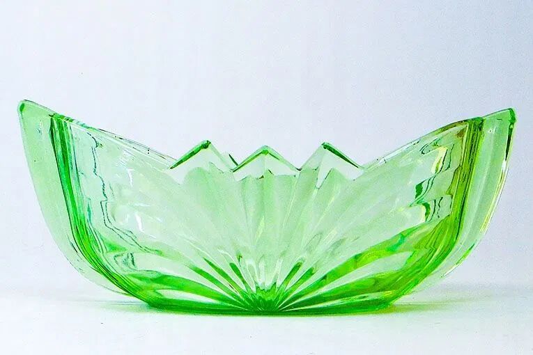 A8T Niemen Stolle Art Deco uranium fruit bowl