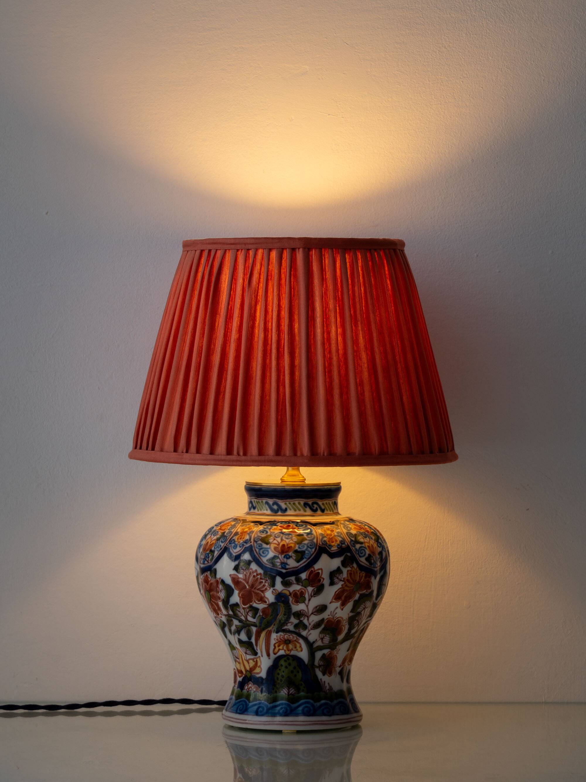 Dutch chinoiserie table lamp in polychrome Delftware, Makkum, with a new coral silk shade