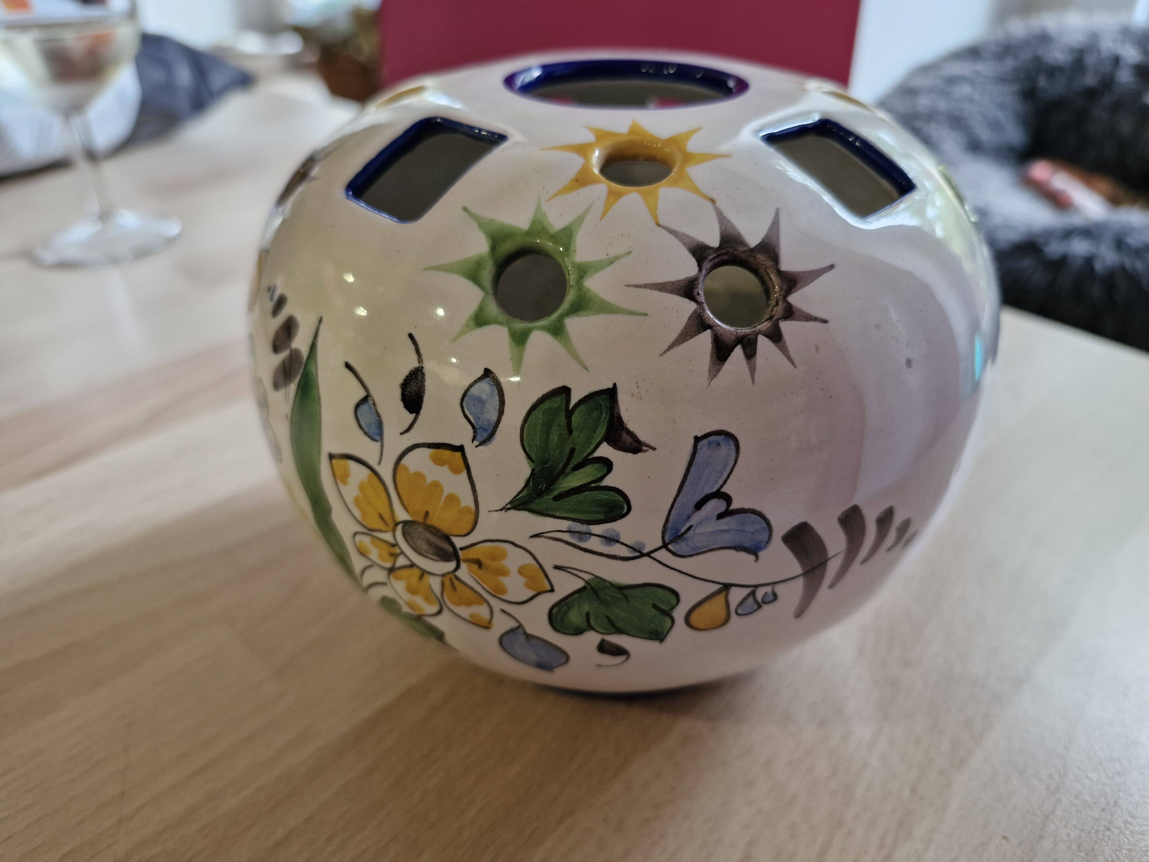 Montagnon flower holder