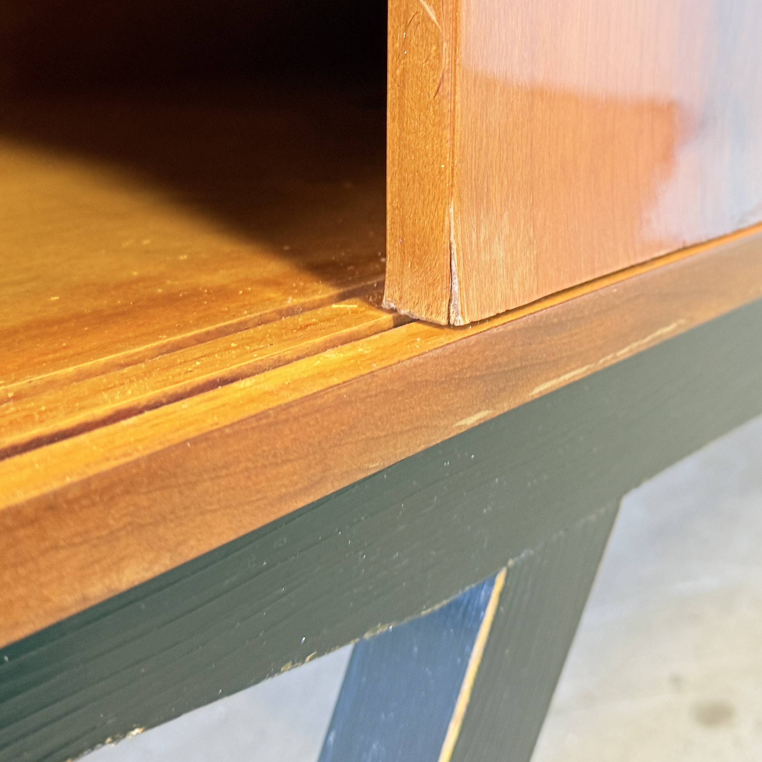 Playful high-gloss highboard with display cabinet