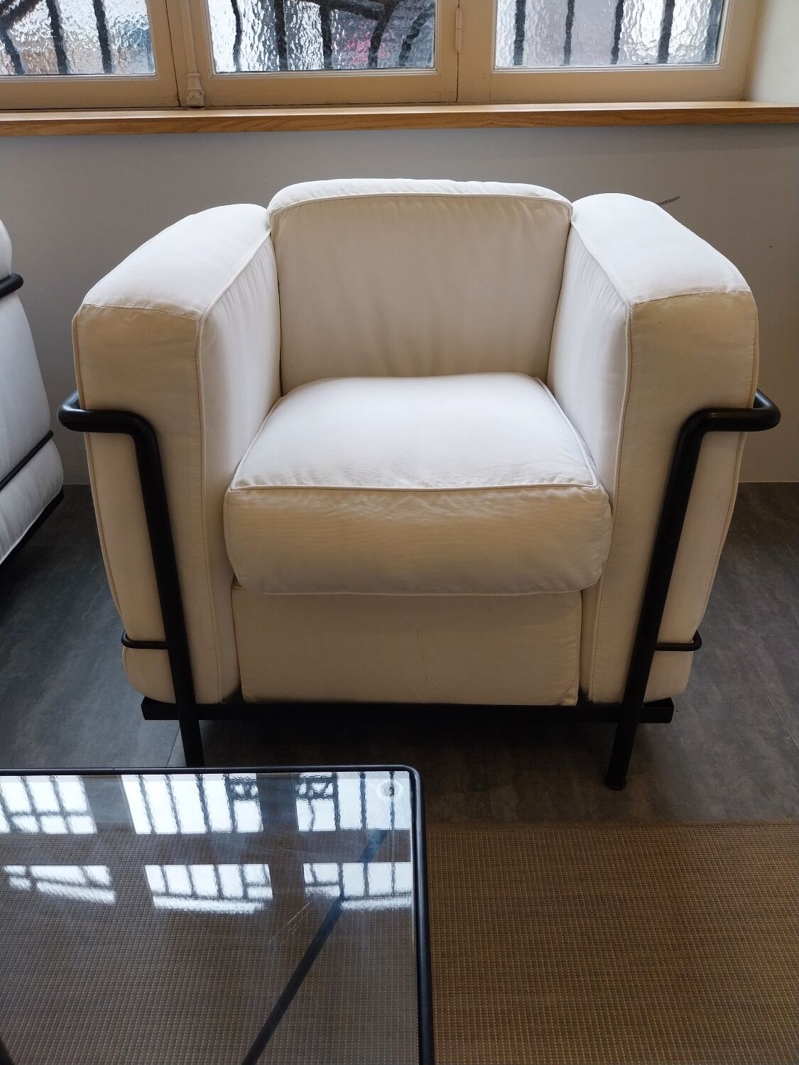 A sofa and two LC2 Cassina armchairs