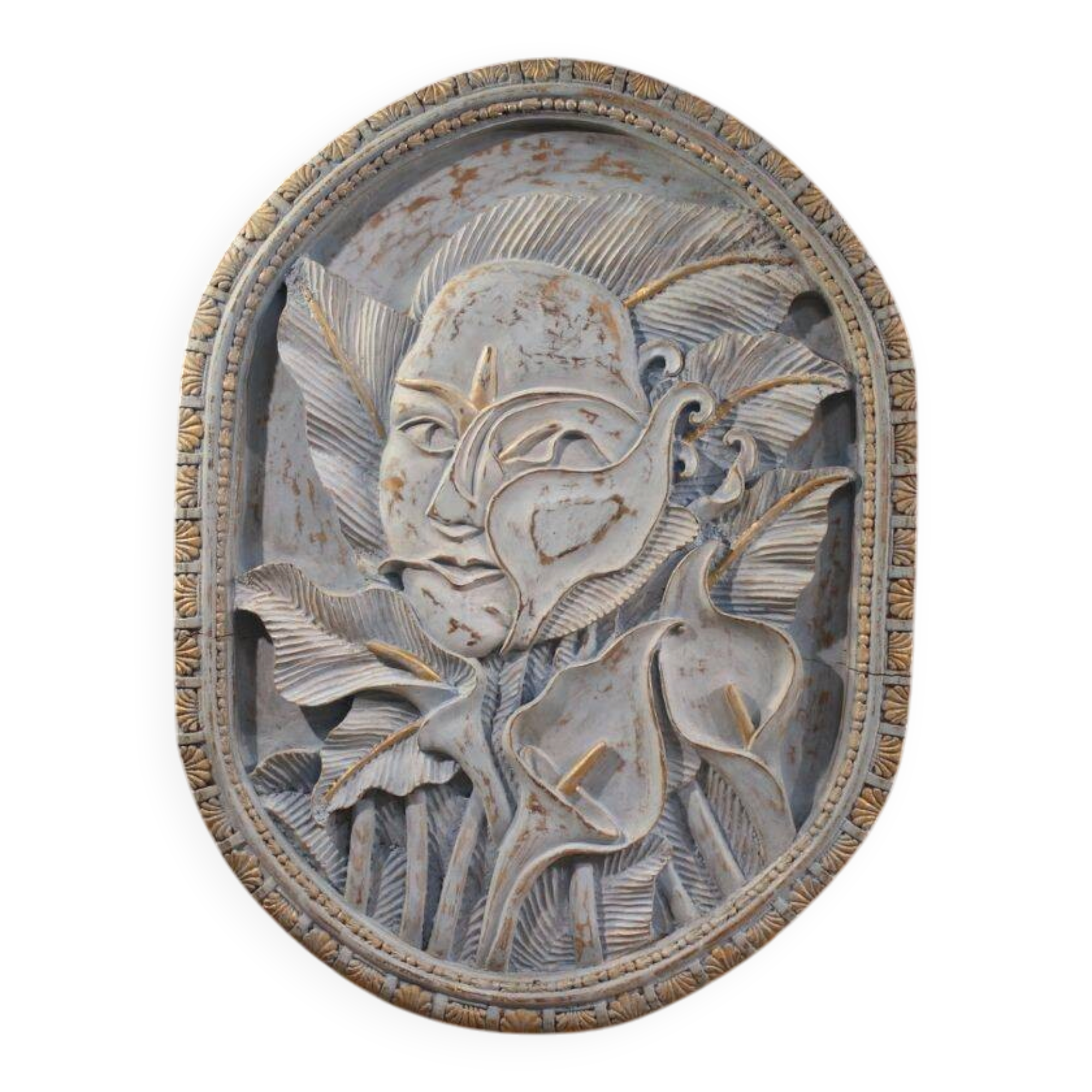 Sculpture en bas-relief, visage stylisé avec des fleurs, 20e siècle