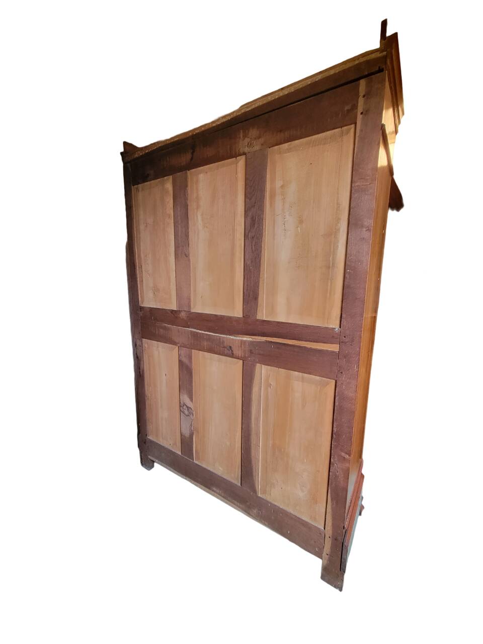 Armoire ancienne à corniche sculptée