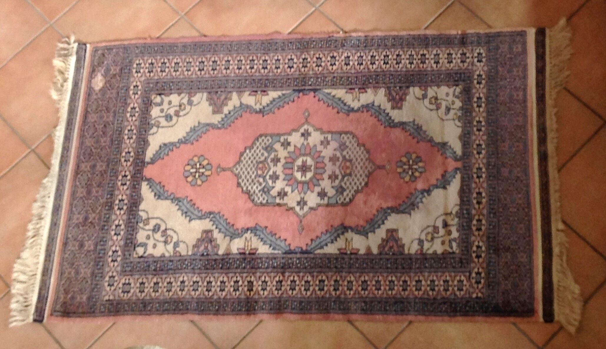 Rectangular oriental rug 153 x 91 cm