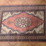 Rectangular oriental rug 153 x 91 cm