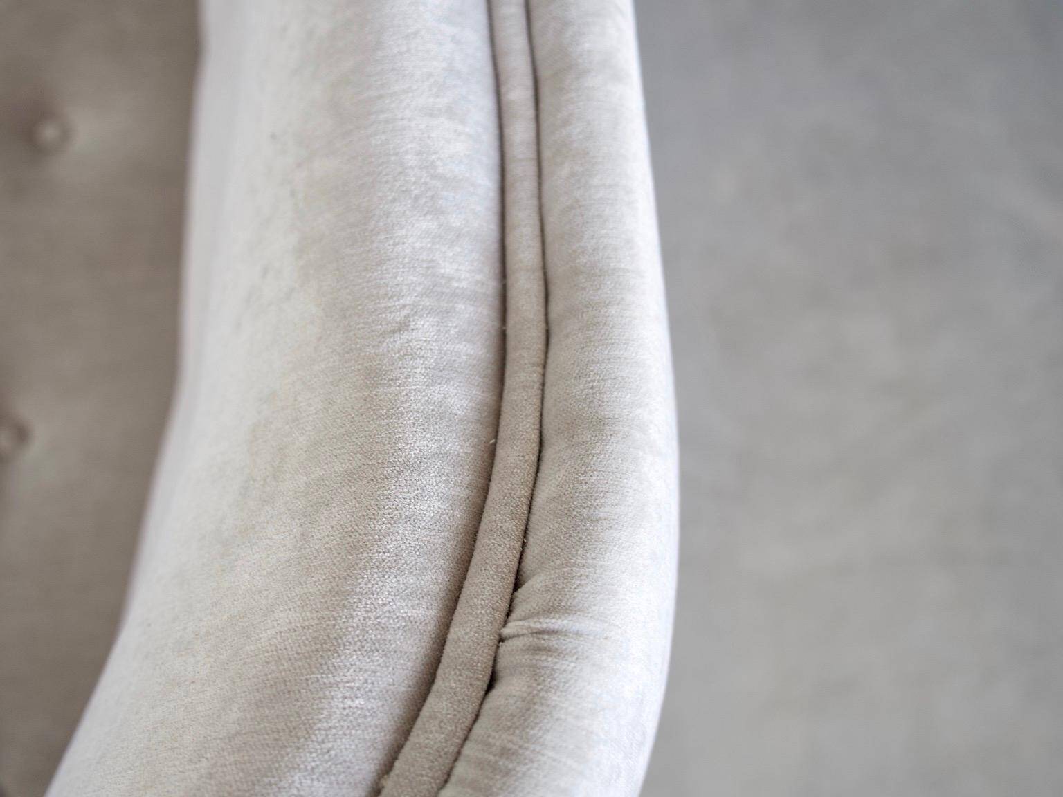 Grey velvet buttoned sofa by Levi's Mobelafarr