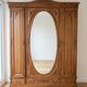 Armoire ancienne en bois massif avec miroir ovale