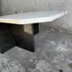 Table basse postmoderne en marbre blanc et granit noir — design sculptural asymétrique