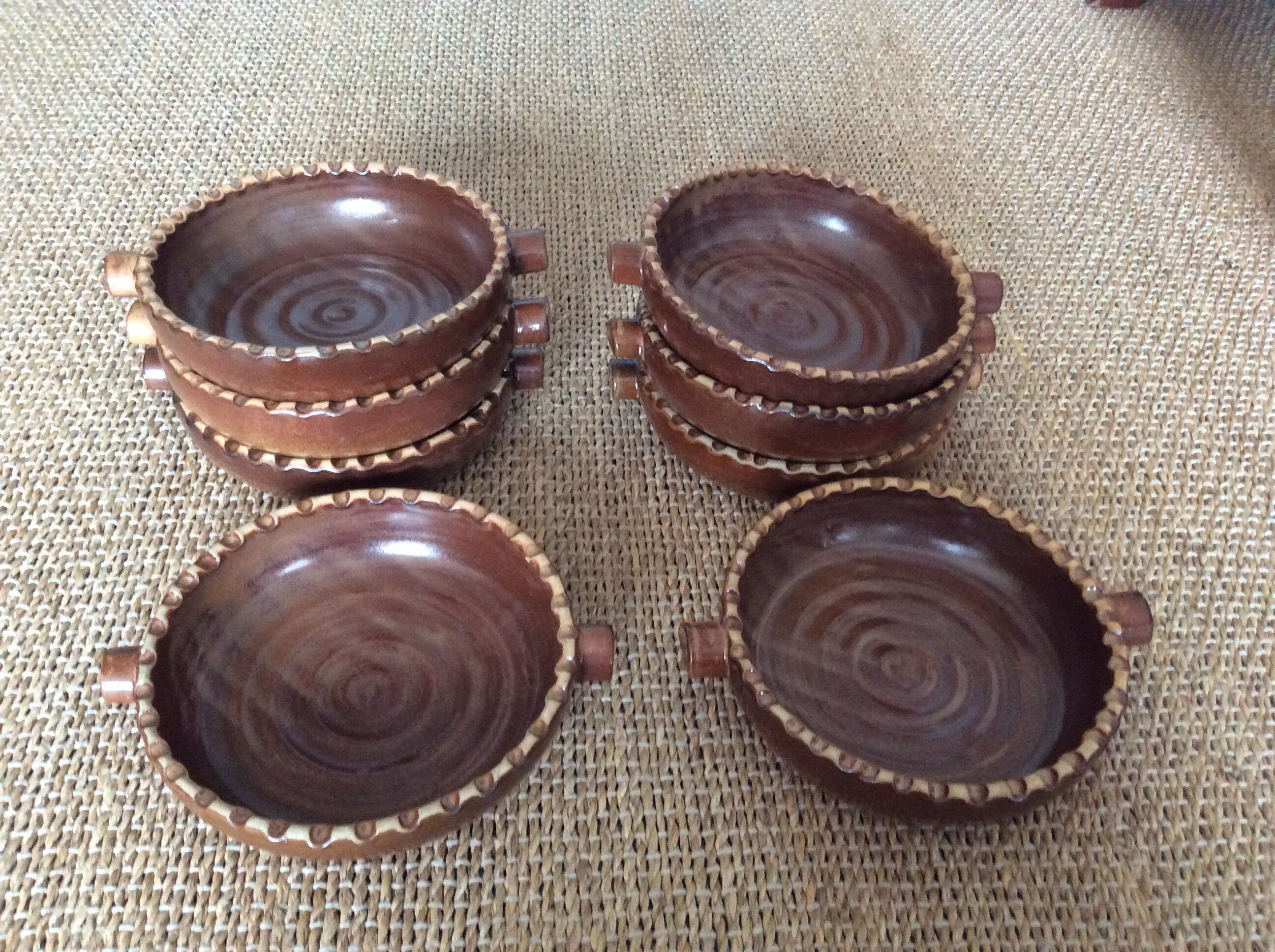 8 dishes in glazed terracotta