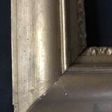 Wooden frame decorated with a frieze.