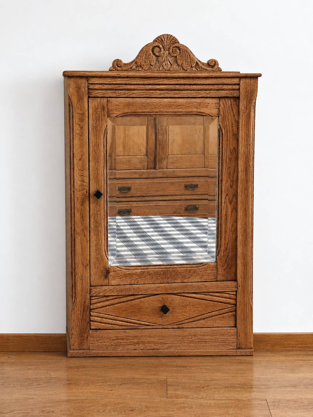 Pretty Art Deco style bathroom cabinet.