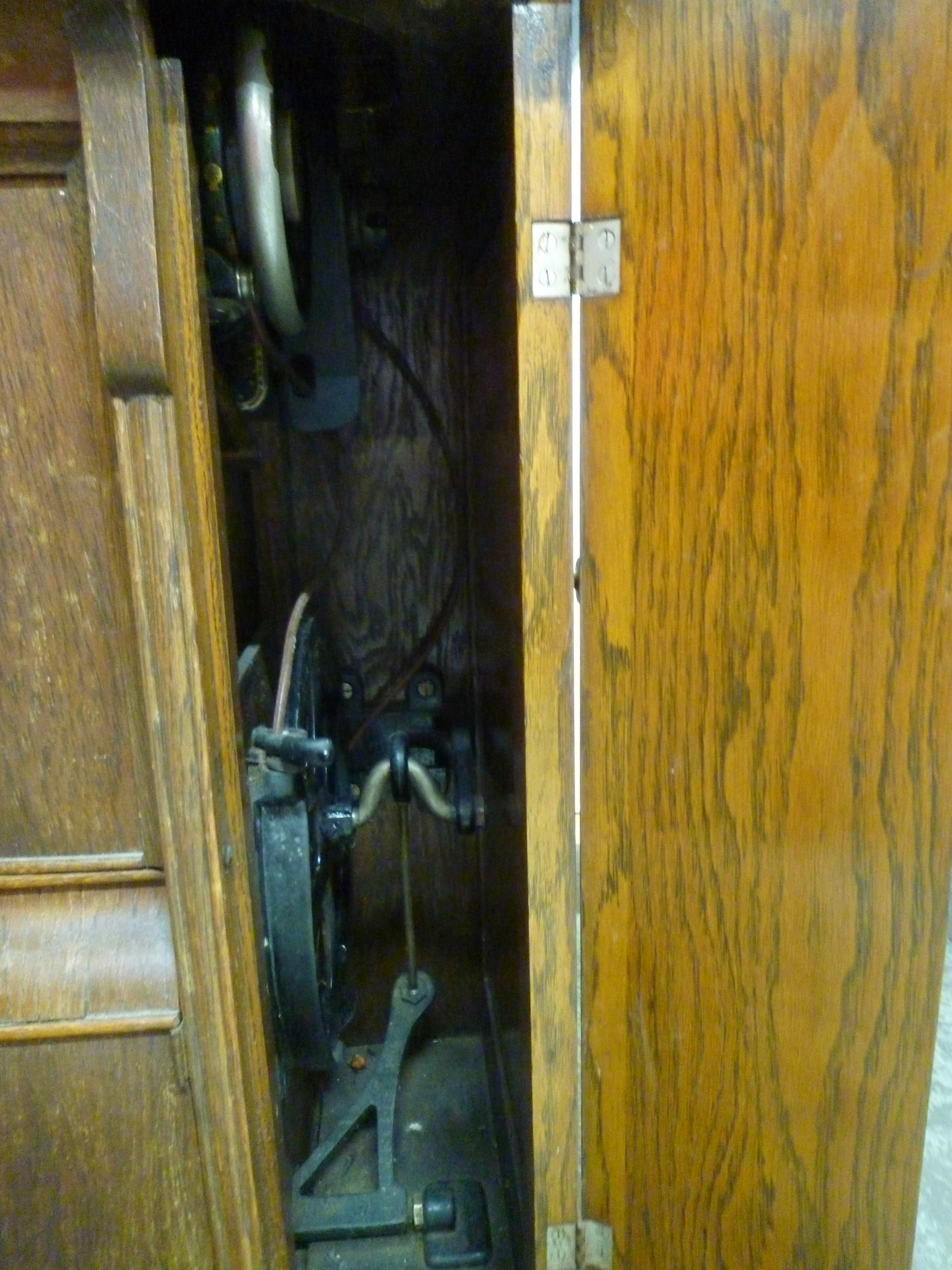 Machine sewing art déco