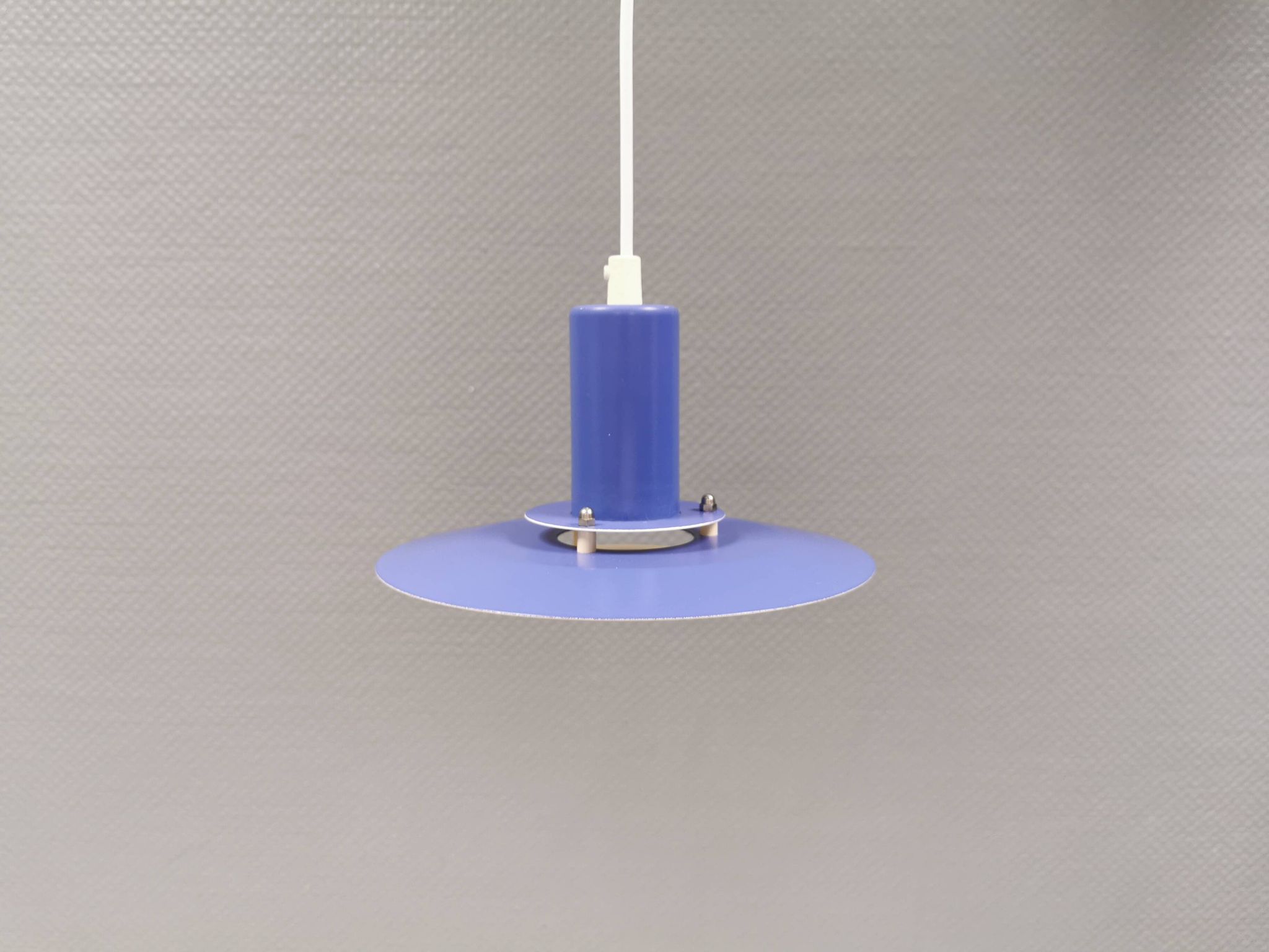 Une lampe suspendue minimaliste bleue de Lyfa Danemark des années 1980.