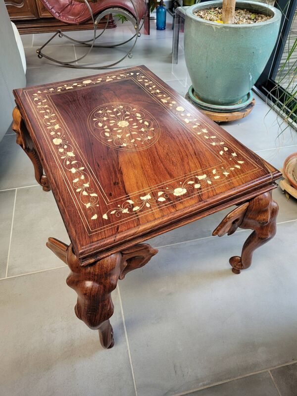Table basse en palissandre décorée de têtes d'éléphant