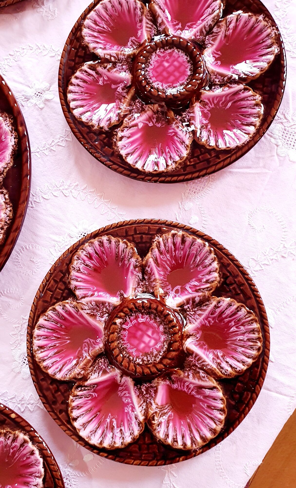 Service oyster plates and presentation dish Vallauris signed Marius Giuge vintage pink