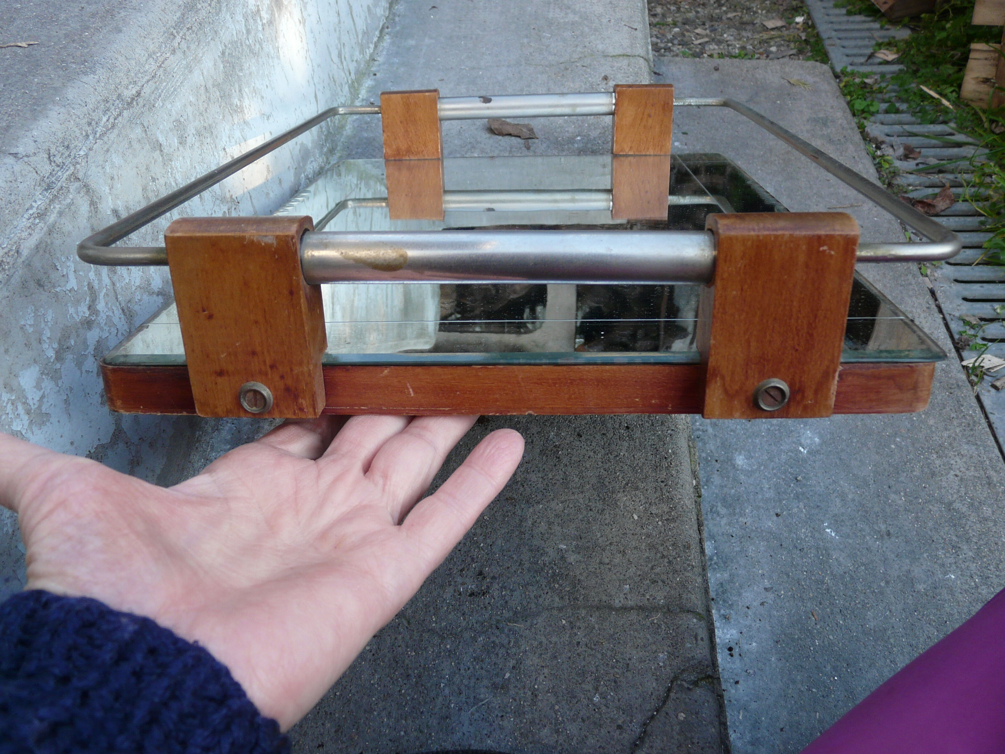 Plateau de service en bois et miroir