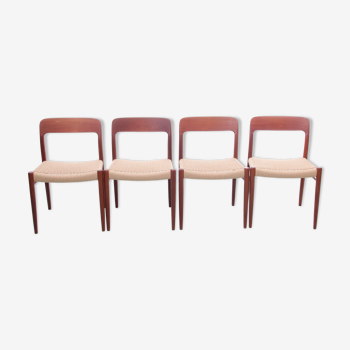 Suite de 4 chaises scandinaves en teck modèle 75