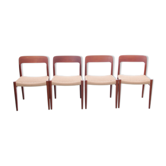 Suite de 4 chaises scandinaves en teck modèle 75