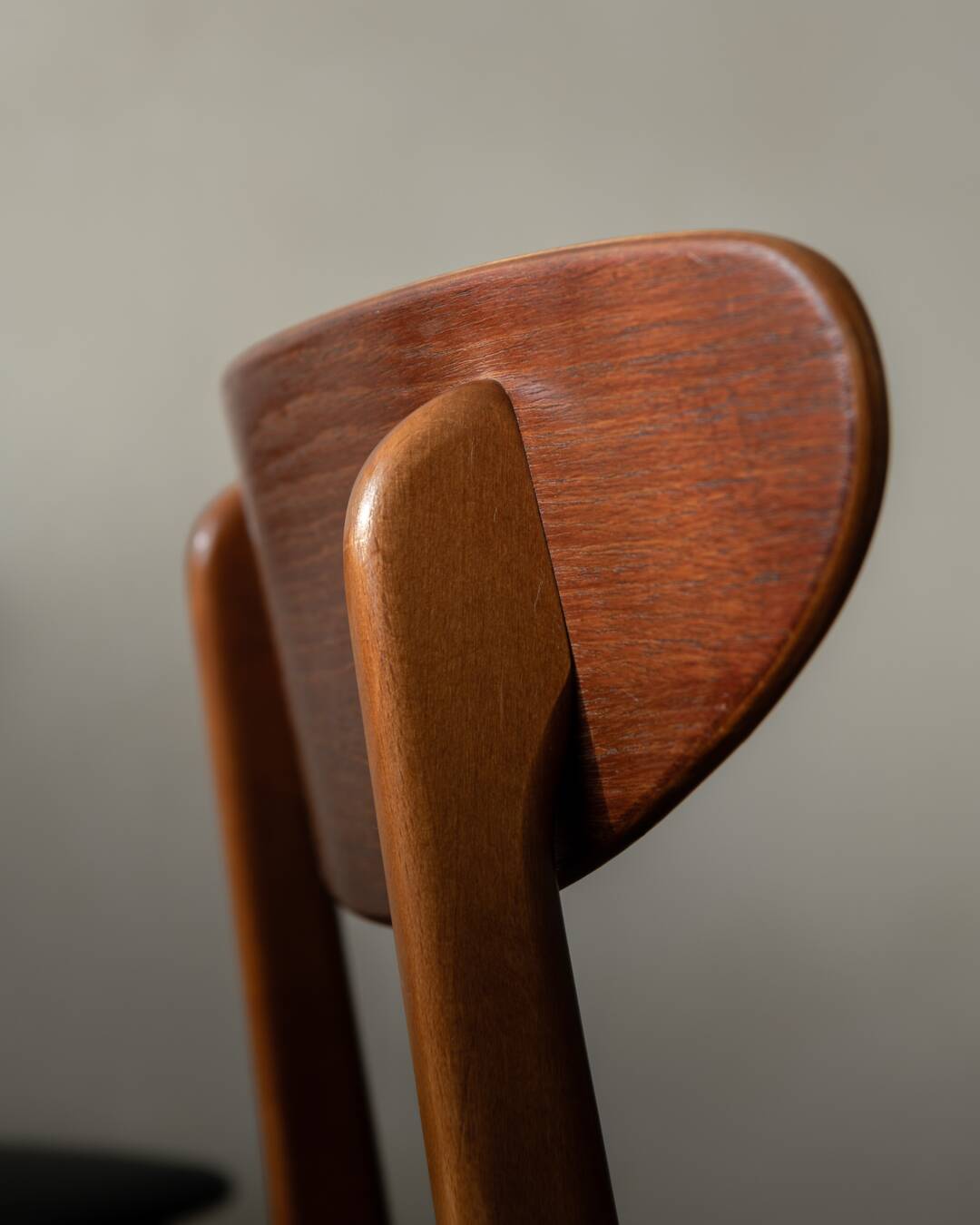 Ensemble de 6 chaises de salle à manger danoises des années 50 · Teck et Skai noir