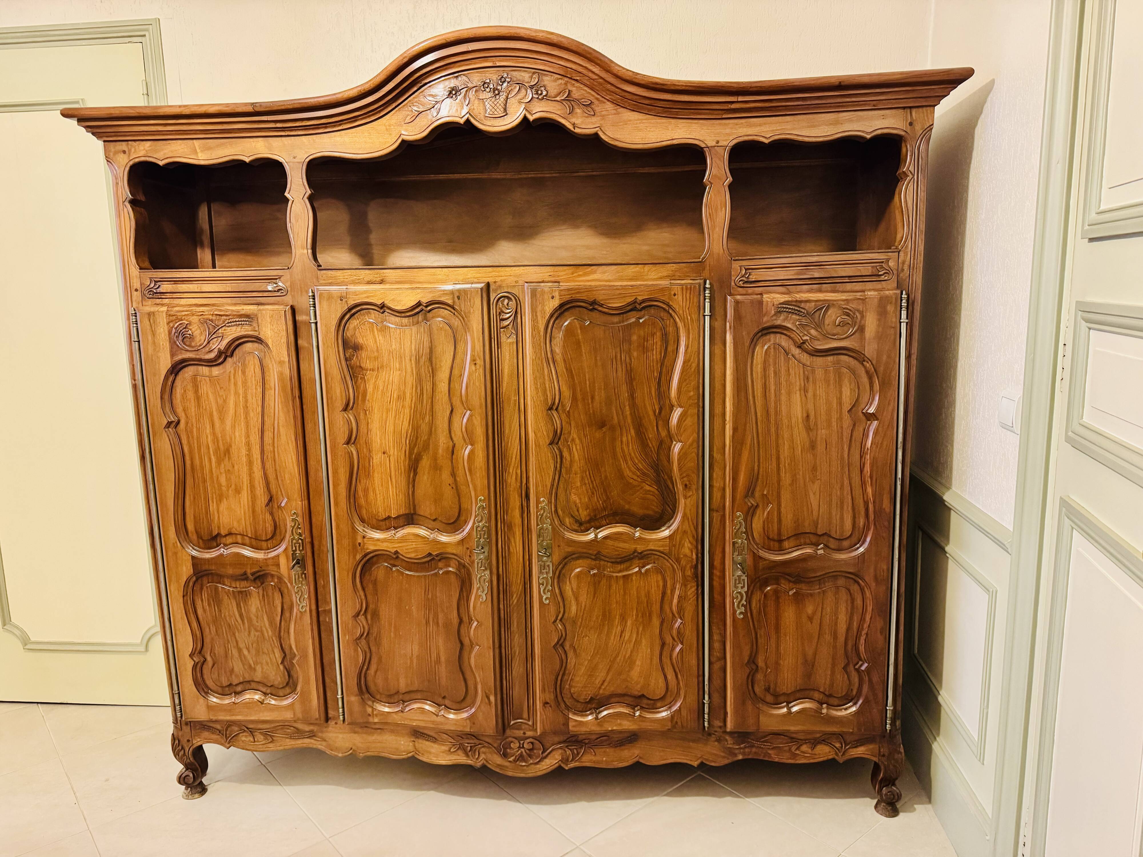 Magnificent two-body sideboard in carved walnut, Louis XV style.