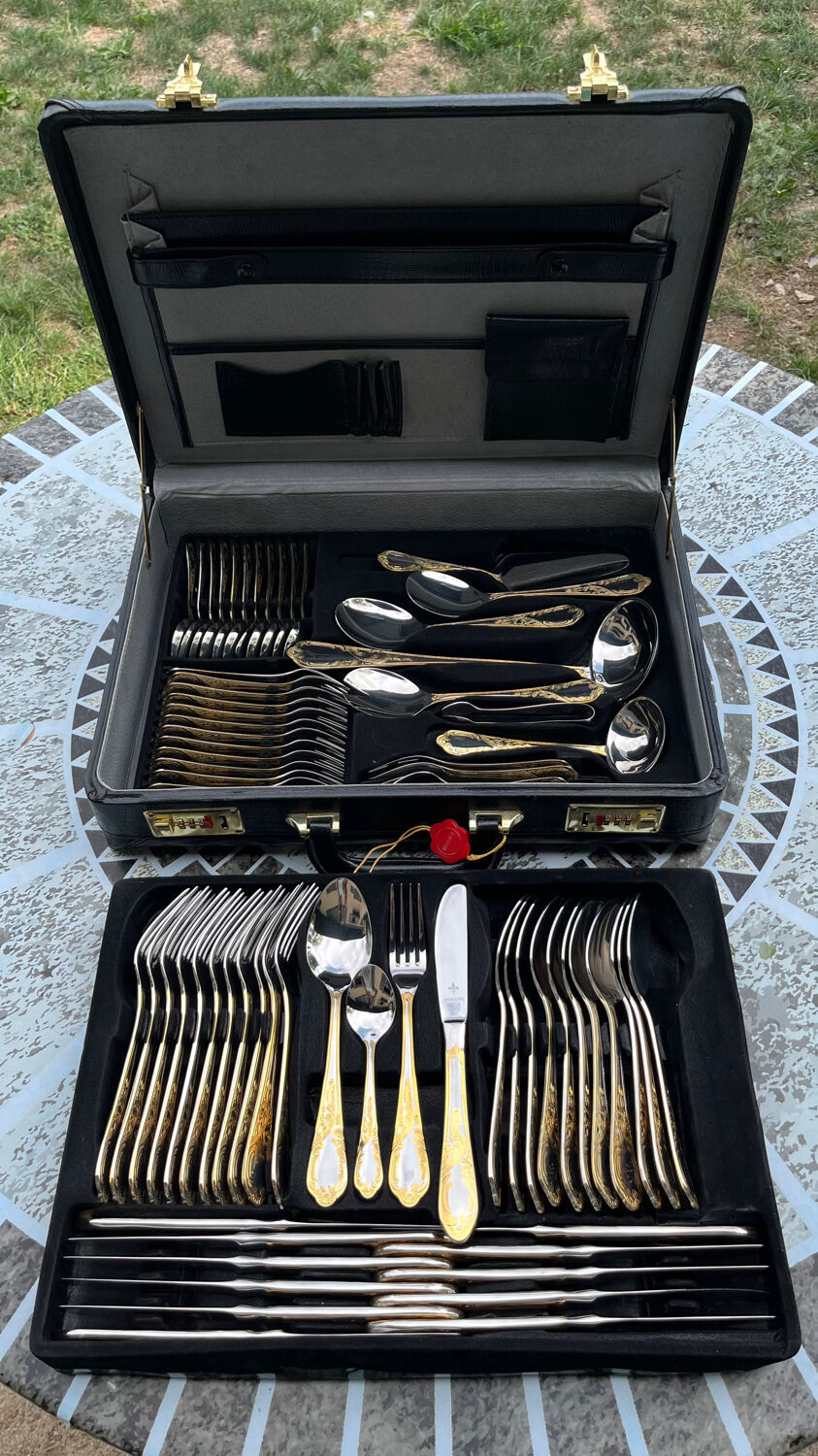 Varaguen 70-piece 23-carat gold-plated cutlery set